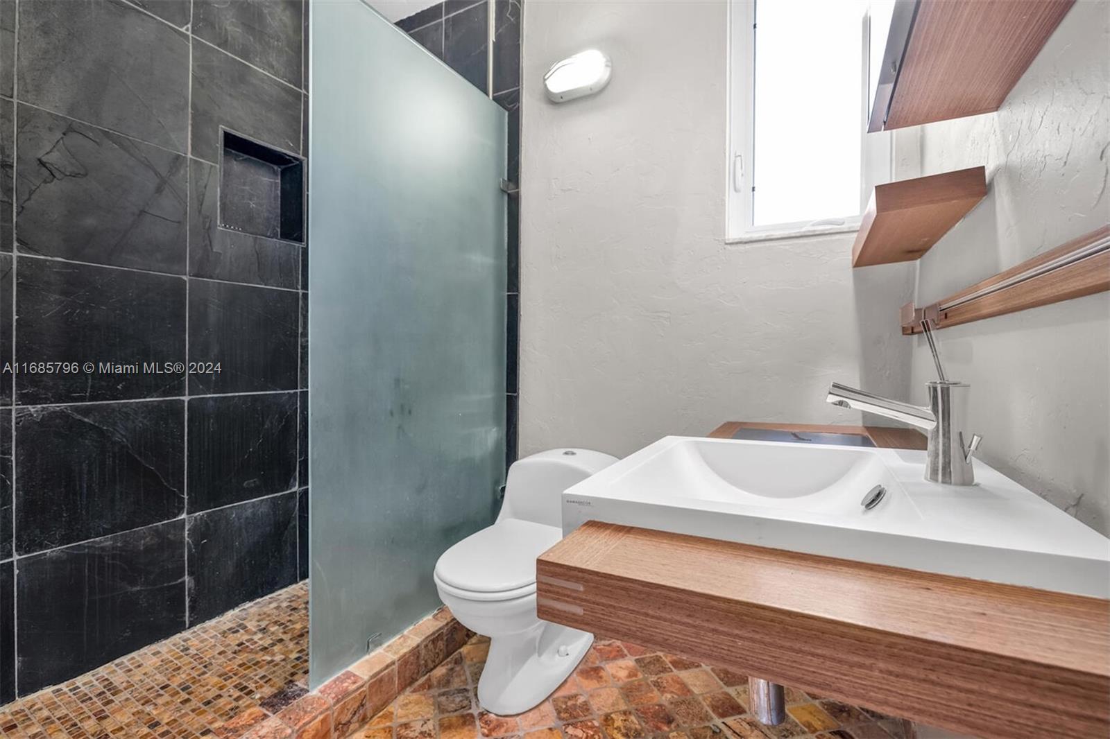305 Jefferson Ave # 2