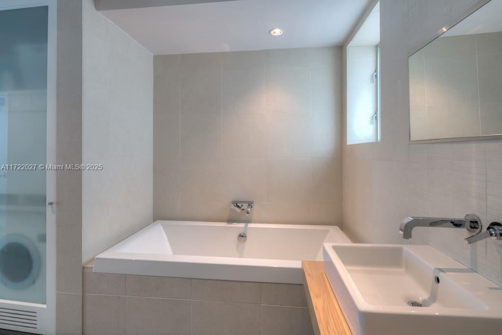 1601 West Ave # 103
