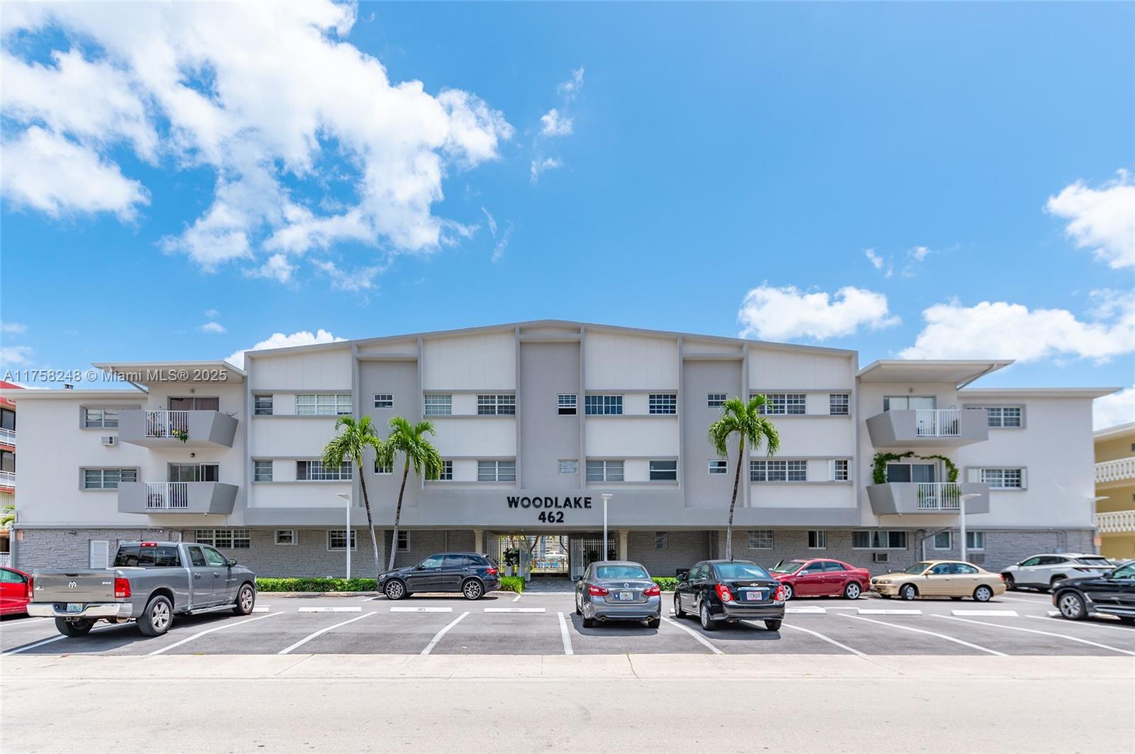 462 Golden Isles Dr # 207