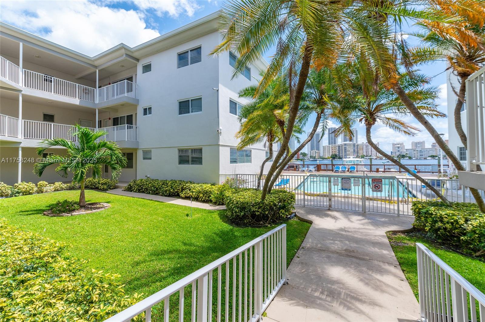462 Golden Isles Dr # 207