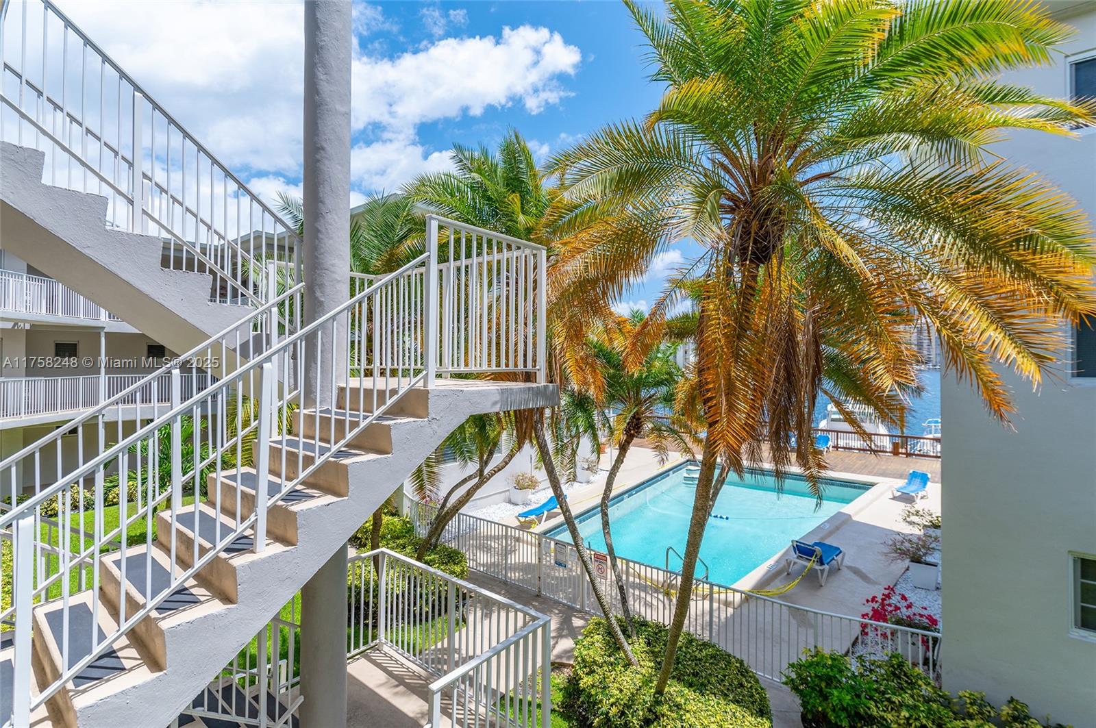 462 Golden Isles Dr # 207