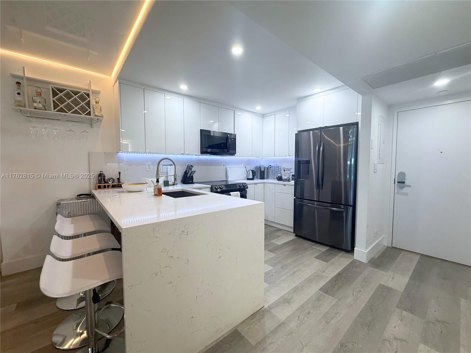 2301 Collins Ave # 529
