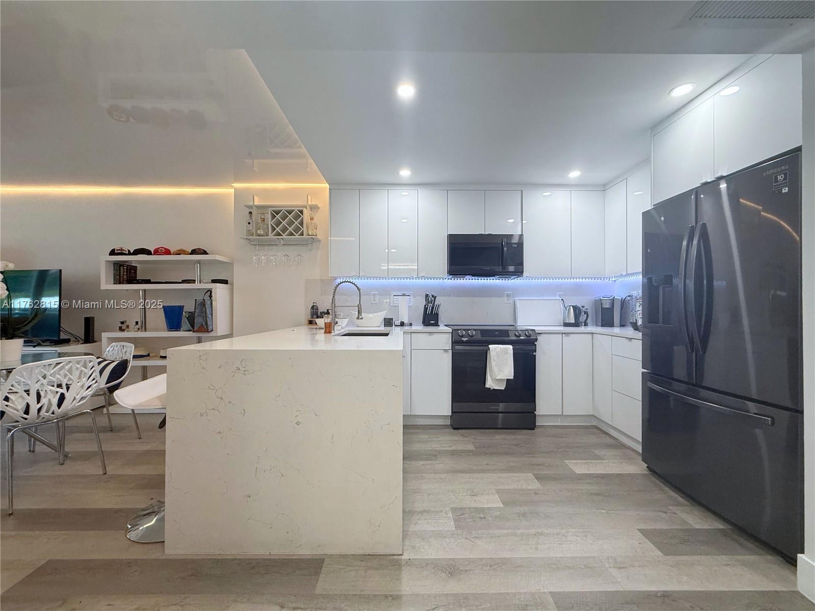 2301 Collins Ave # 529