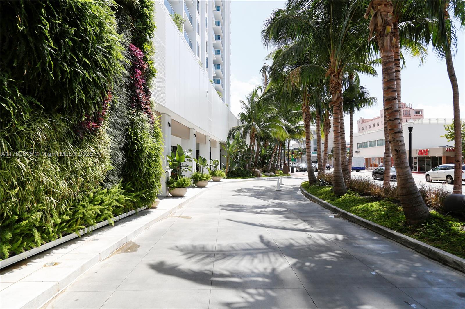 2301 Collins Ave # 529