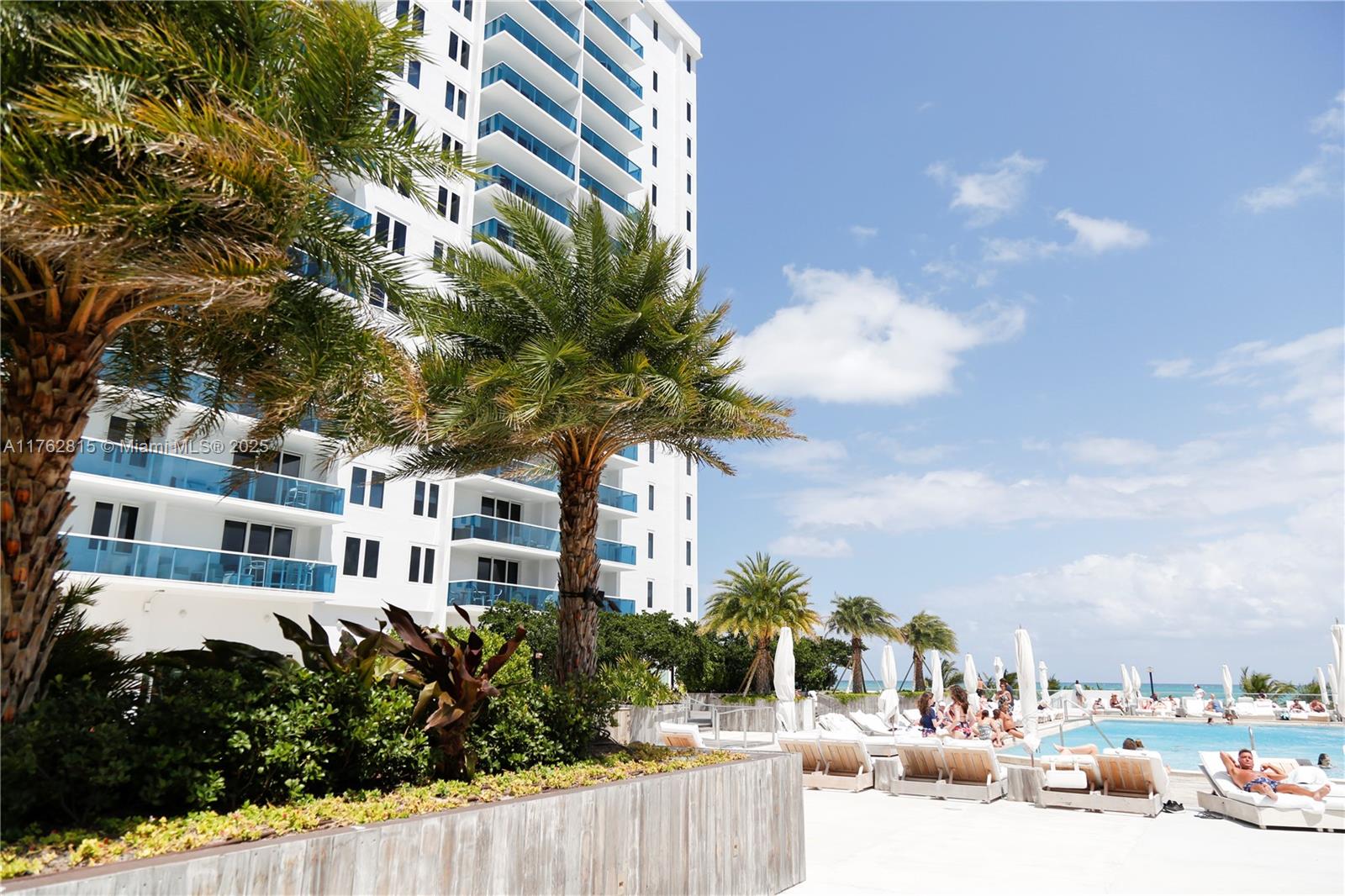2301 Collins Ave # 529