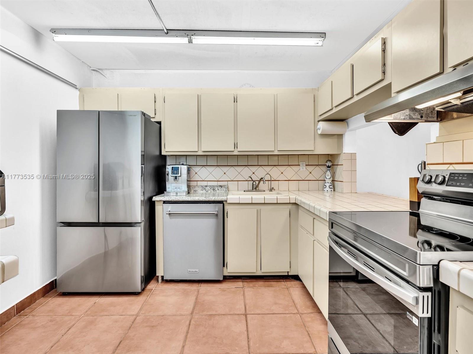 2625 Collins Ave # 909