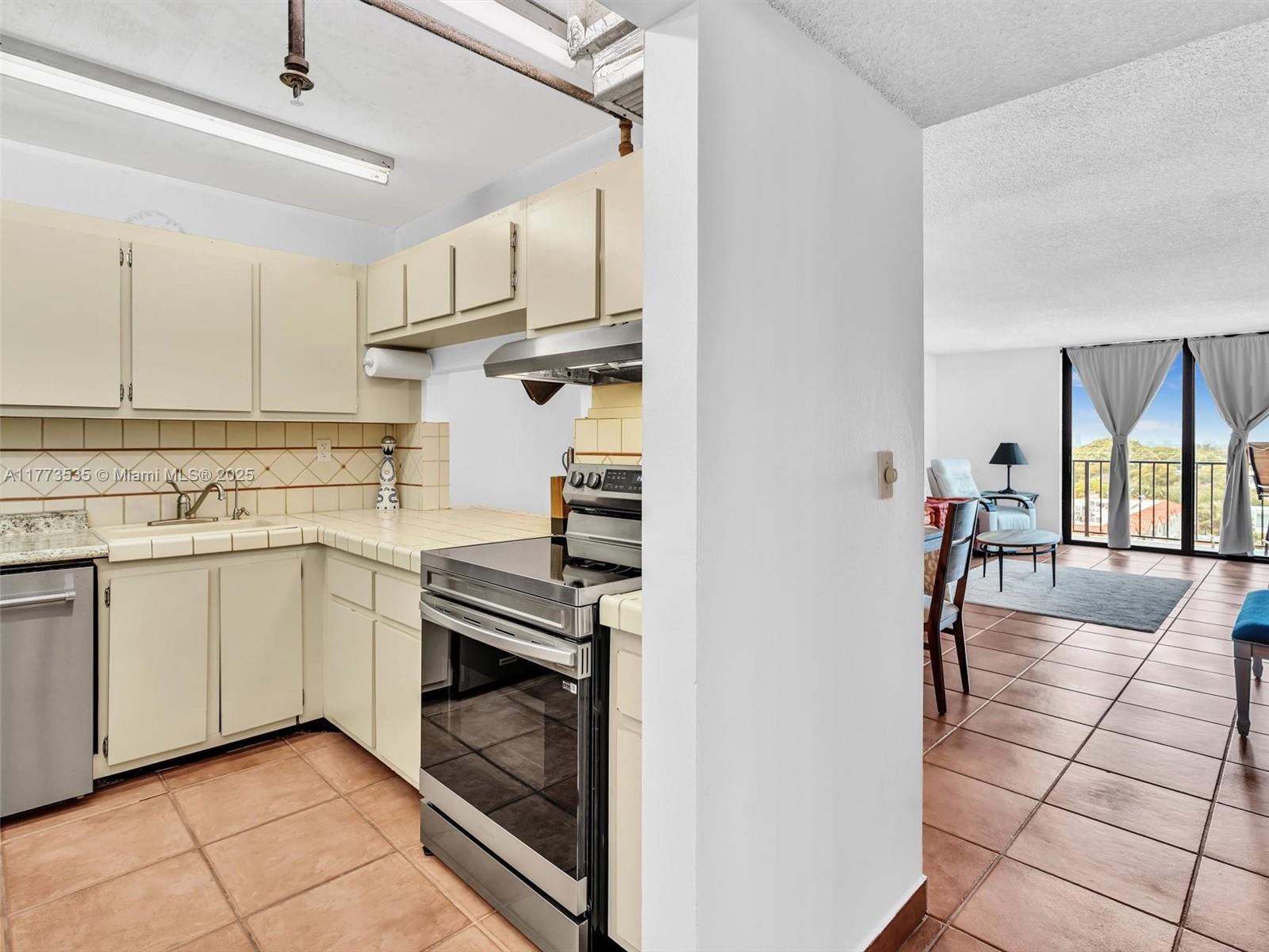 2625 Collins Ave # 909