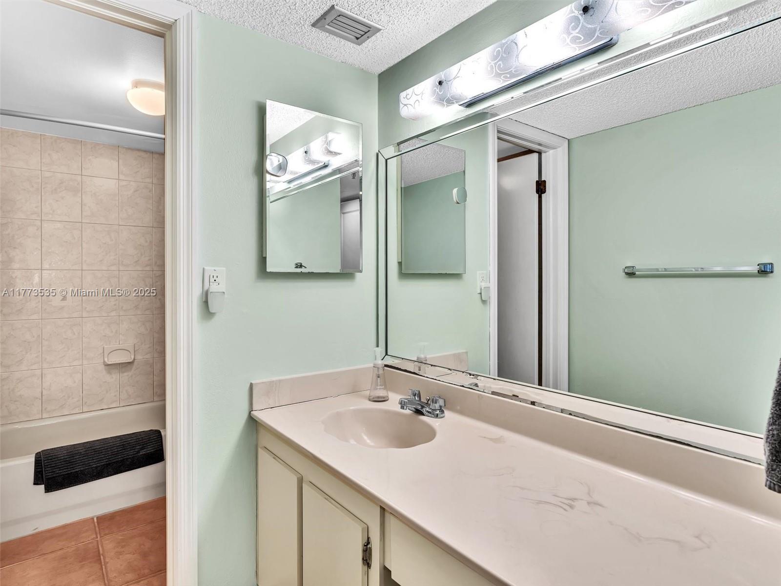 2625 Collins Ave # 909