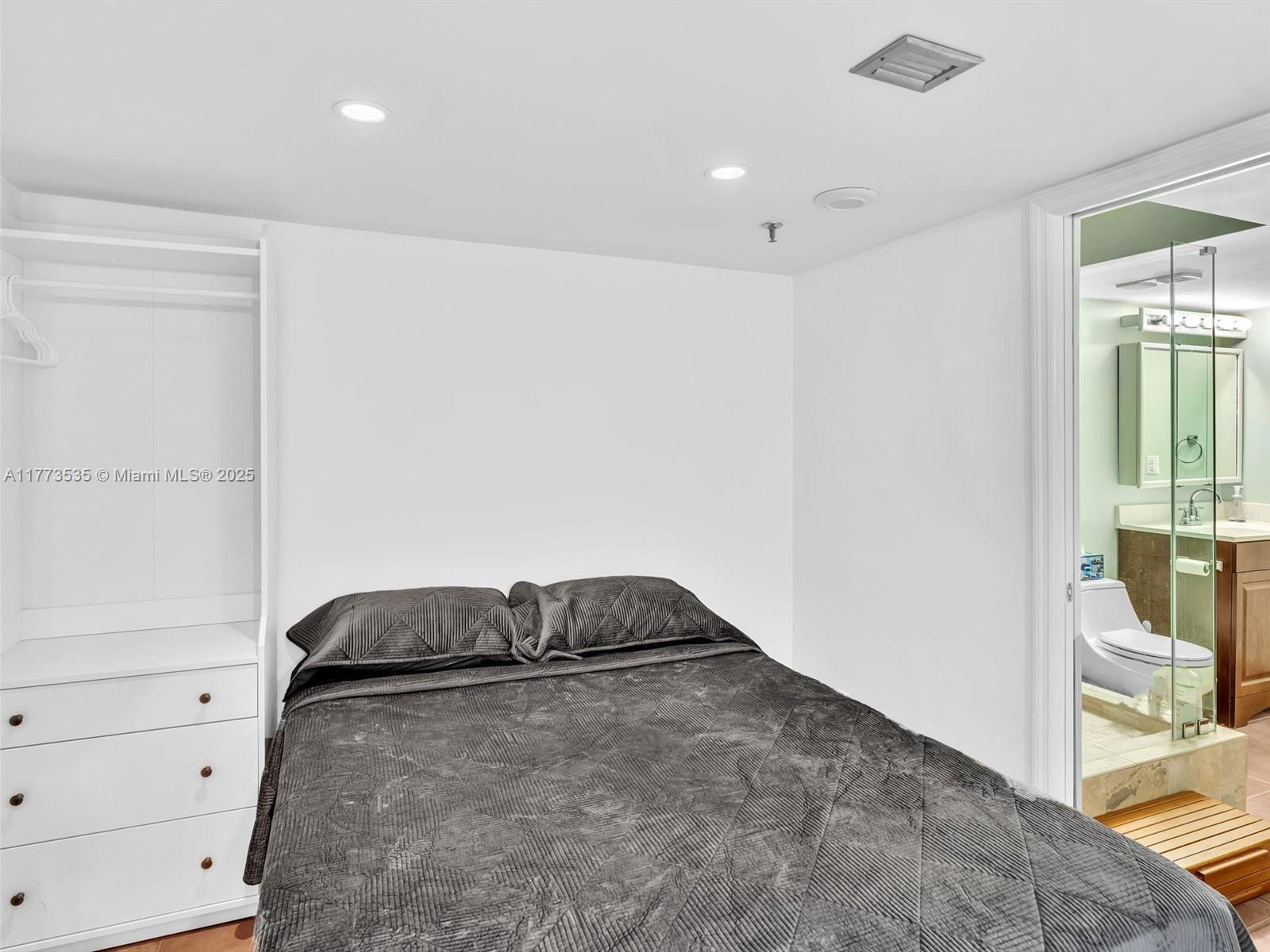 2625 Collins Ave # 909