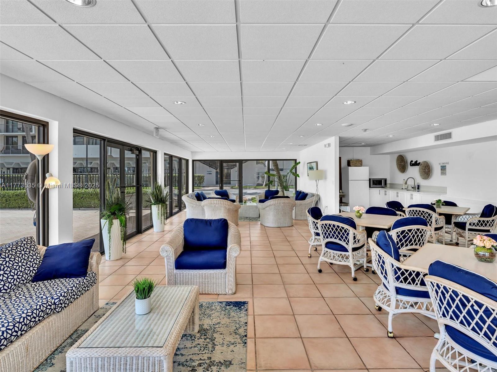 2625 Collins Ave # 909