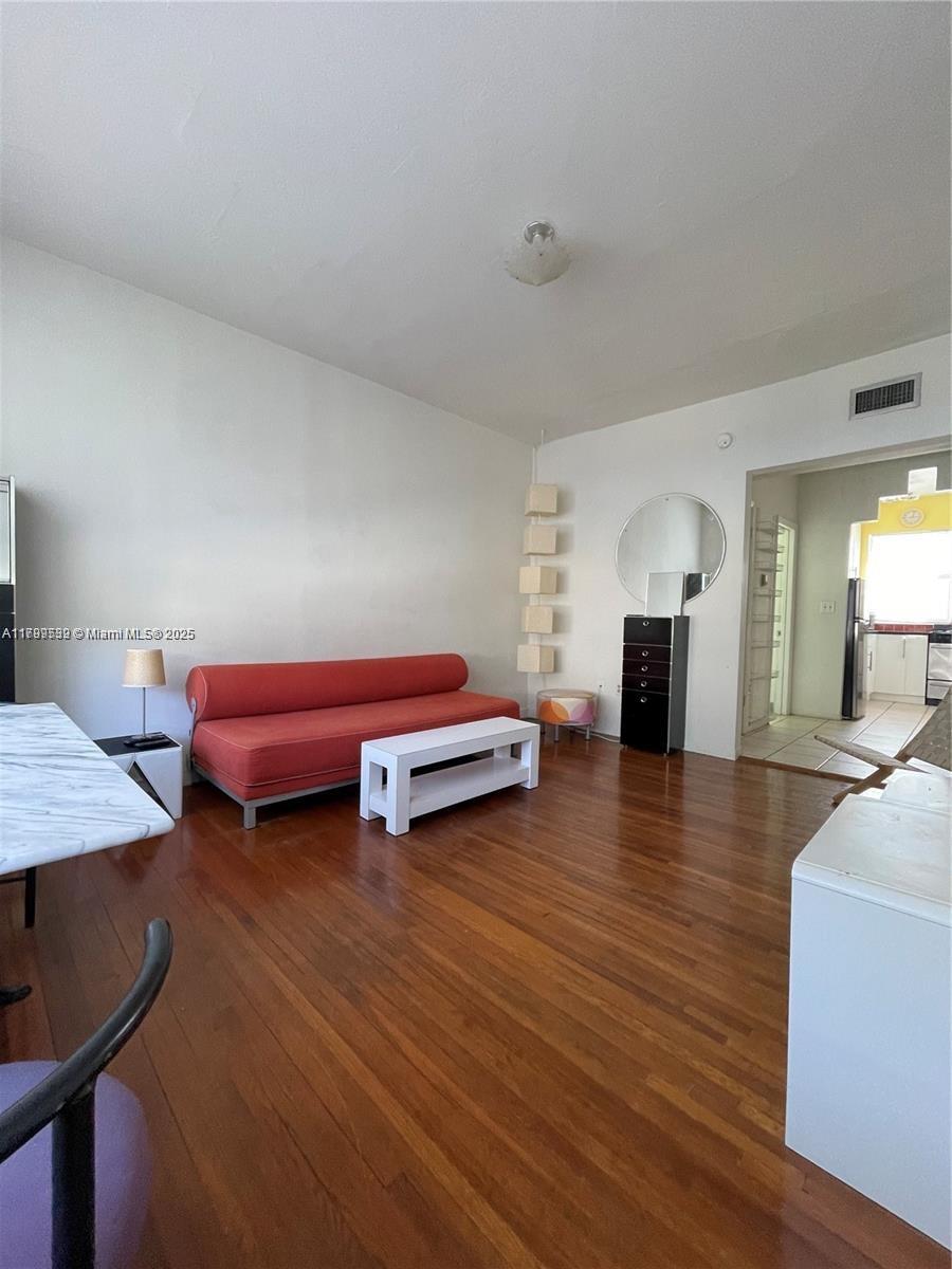 1051 Euclid Ave # 208