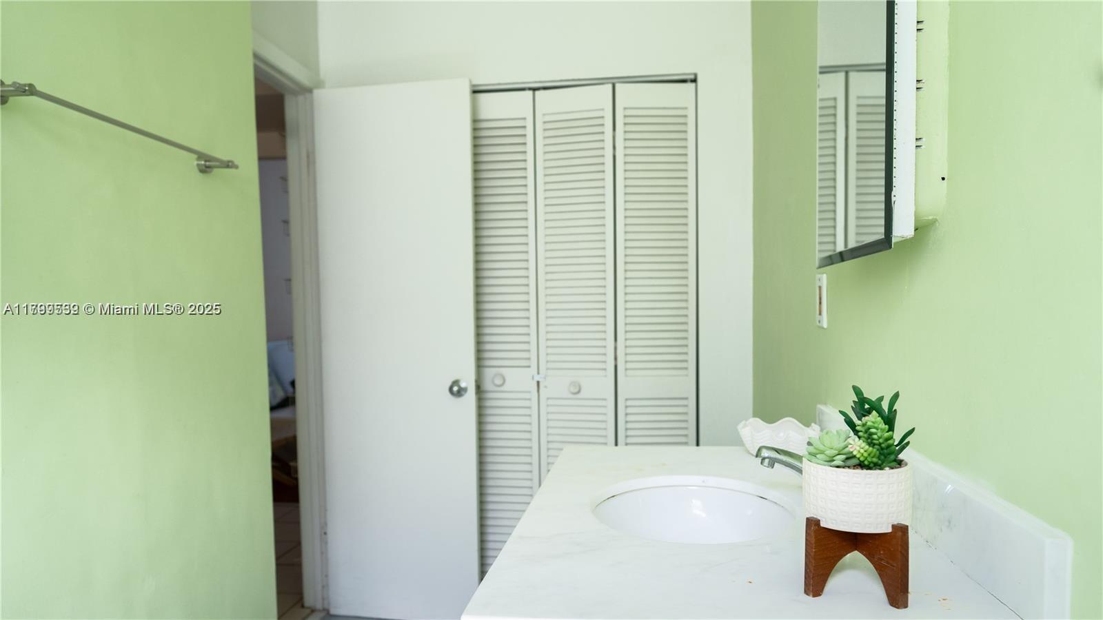 1051 Euclid Ave # 208