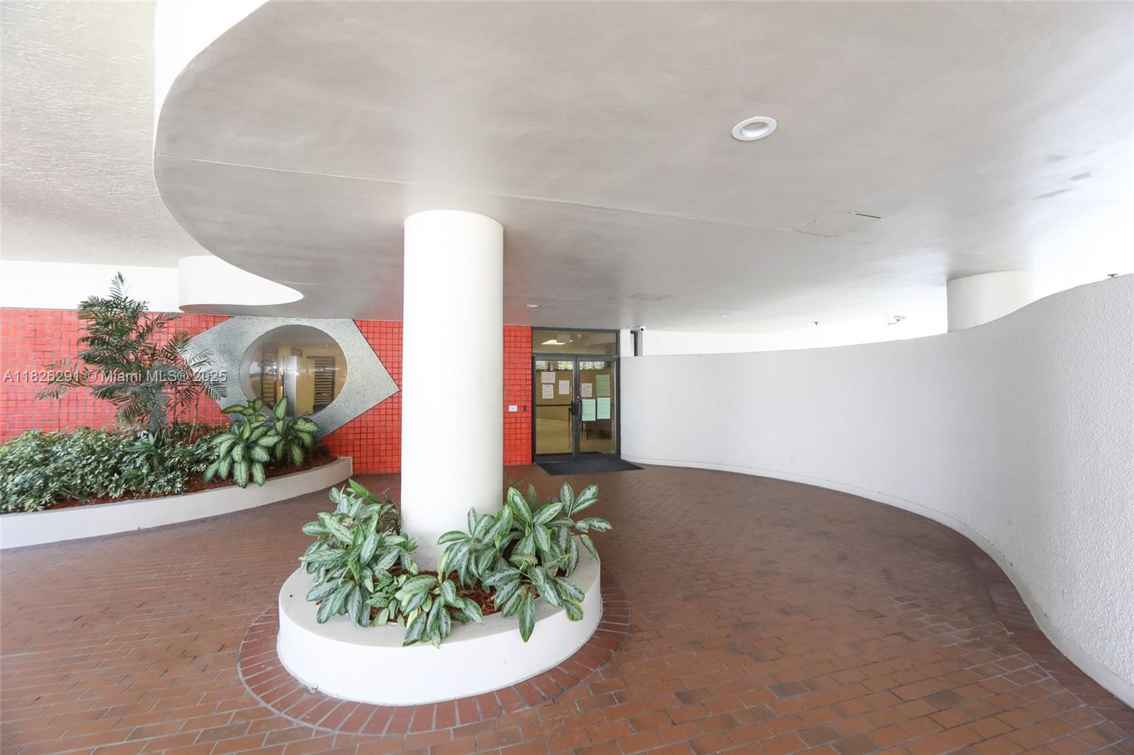 1621 Collins Ave # 708