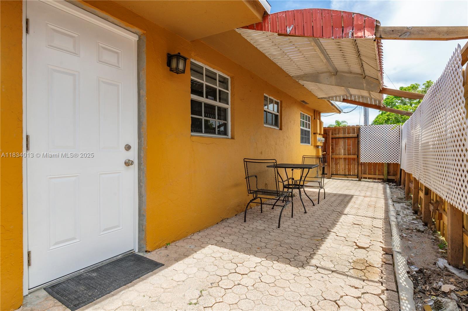 208 SE 2nd St # 2 Unit: 1-2