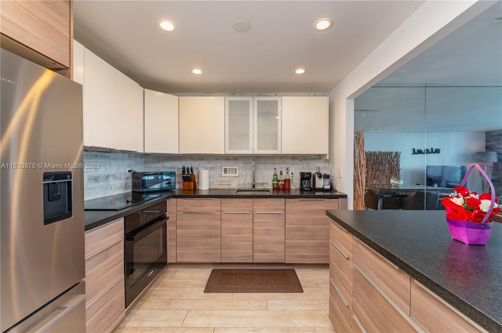 2301 Collins Ave # 716