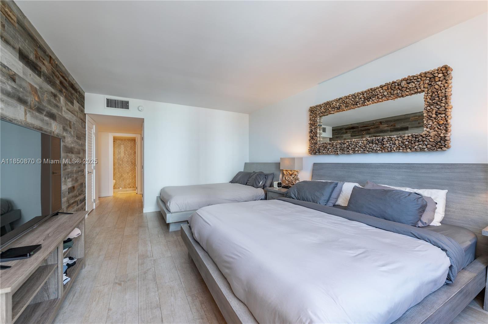 2301 Collins Ave # 716