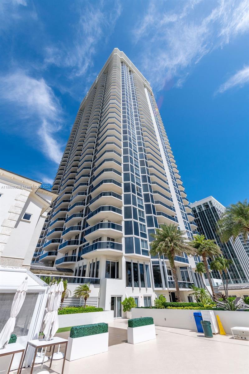 4779 Collins Ave # 2206