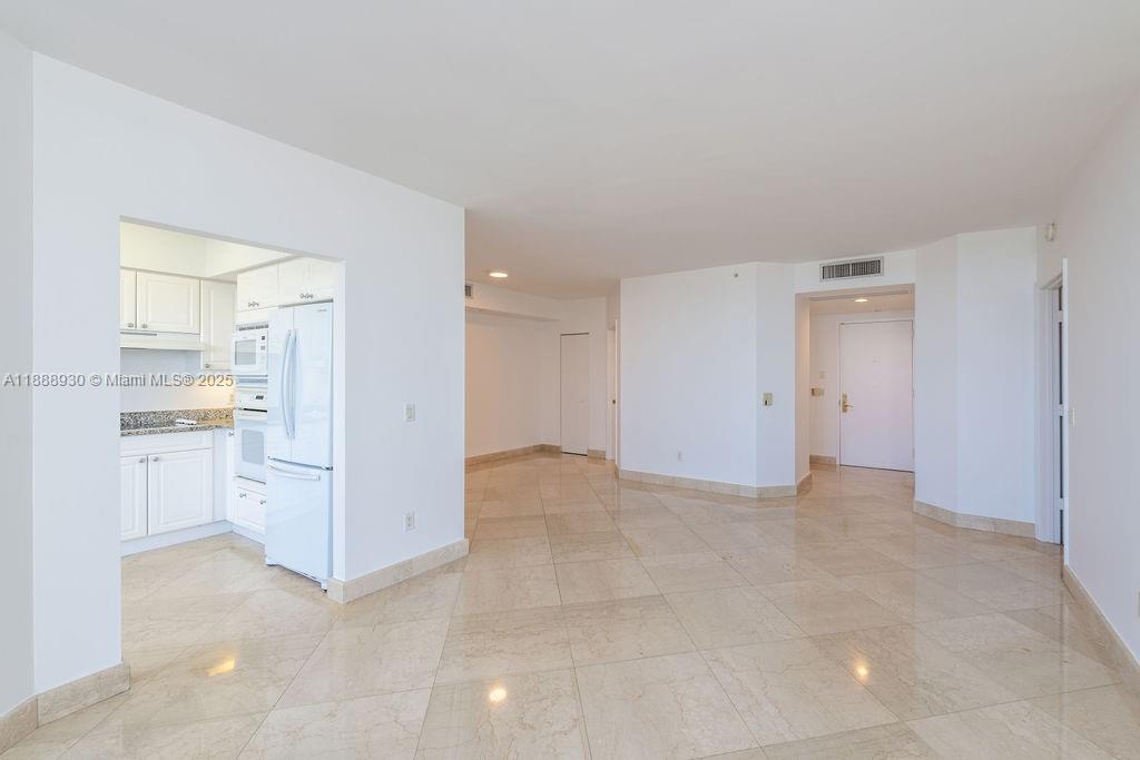 4779 Collins Ave # 2206