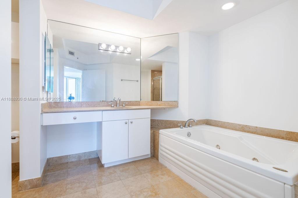 4779 Collins Ave # 2206