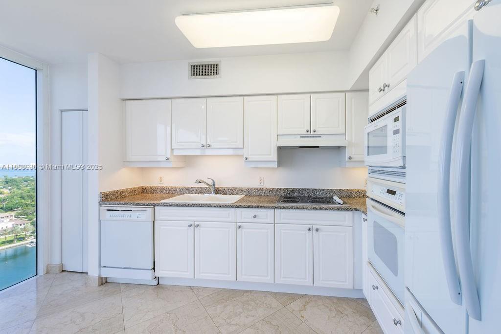 4779 Collins Ave # 2206