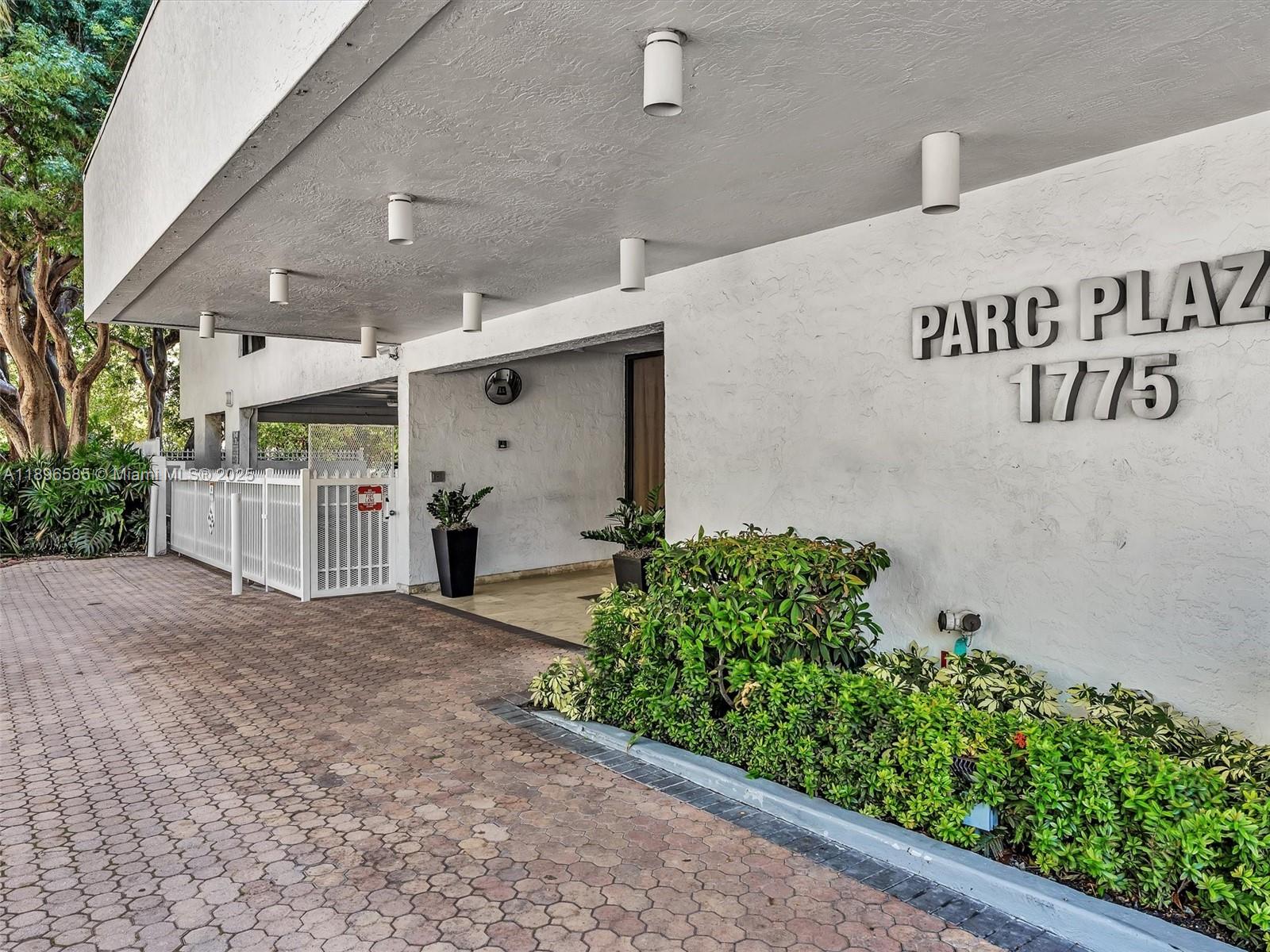 1775 Washington Ave # 8B