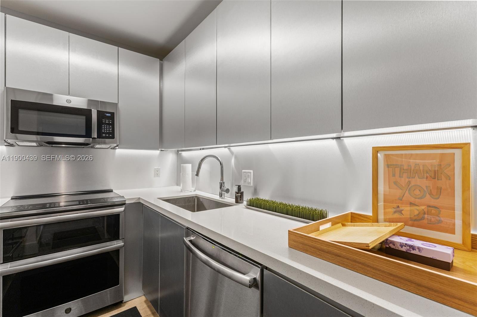 800 West Ave Unit: PH22
