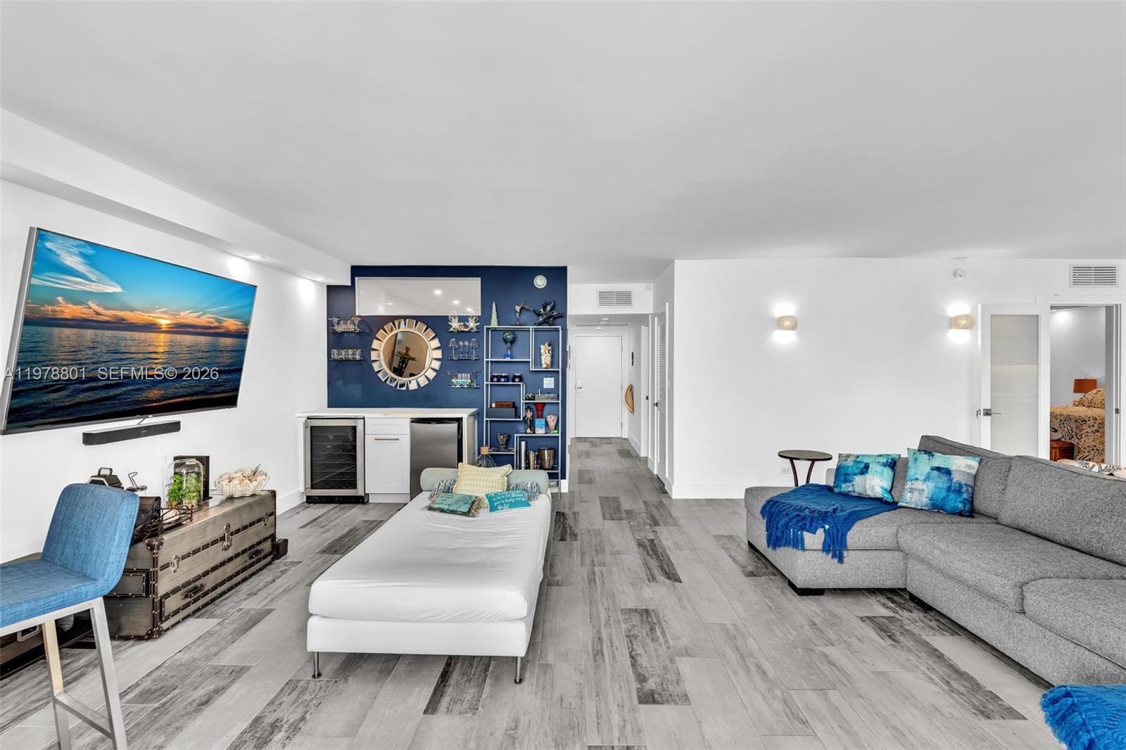 2301 Collins Ave Unit: 1041/42