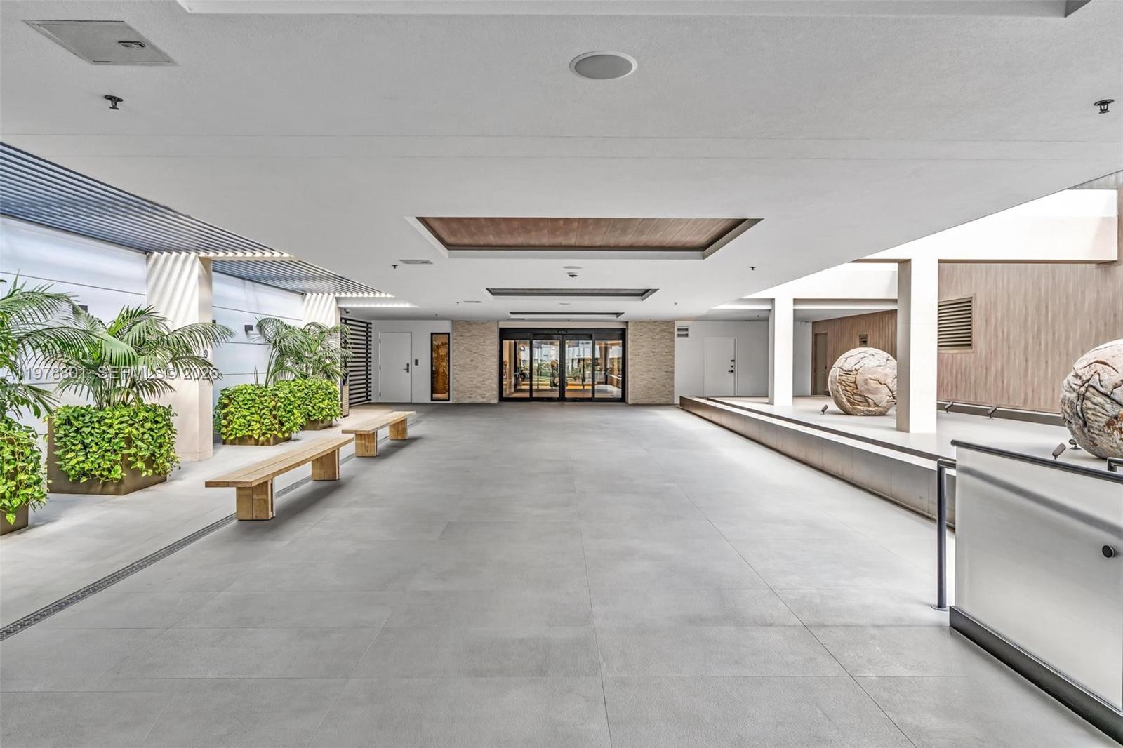 2301 Collins Ave Unit: 1041/42