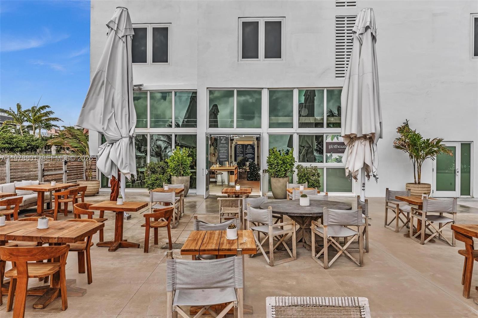 2301 Collins Ave Unit: 1041/42