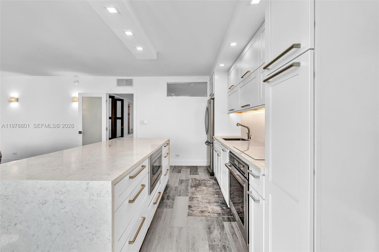 2301 Collins Ave Unit: 1041/42
