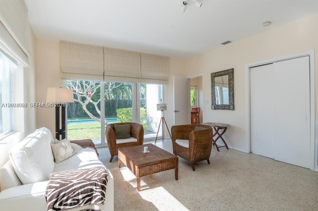 1123 Bay Dr