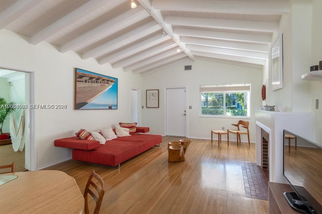 1123 Bay Dr