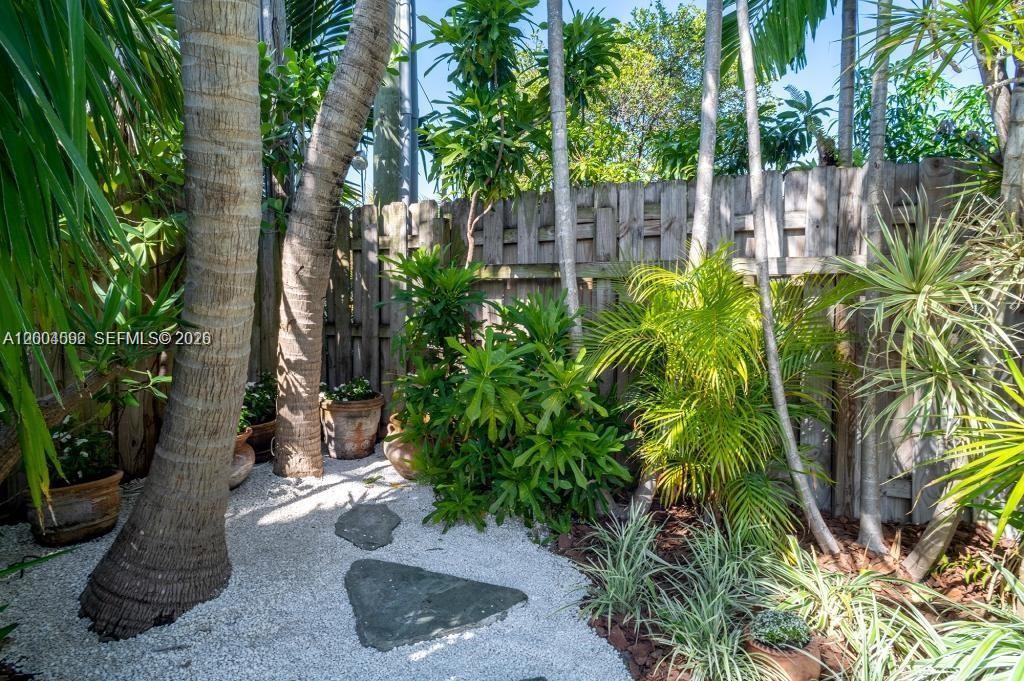 1123 Bay Dr