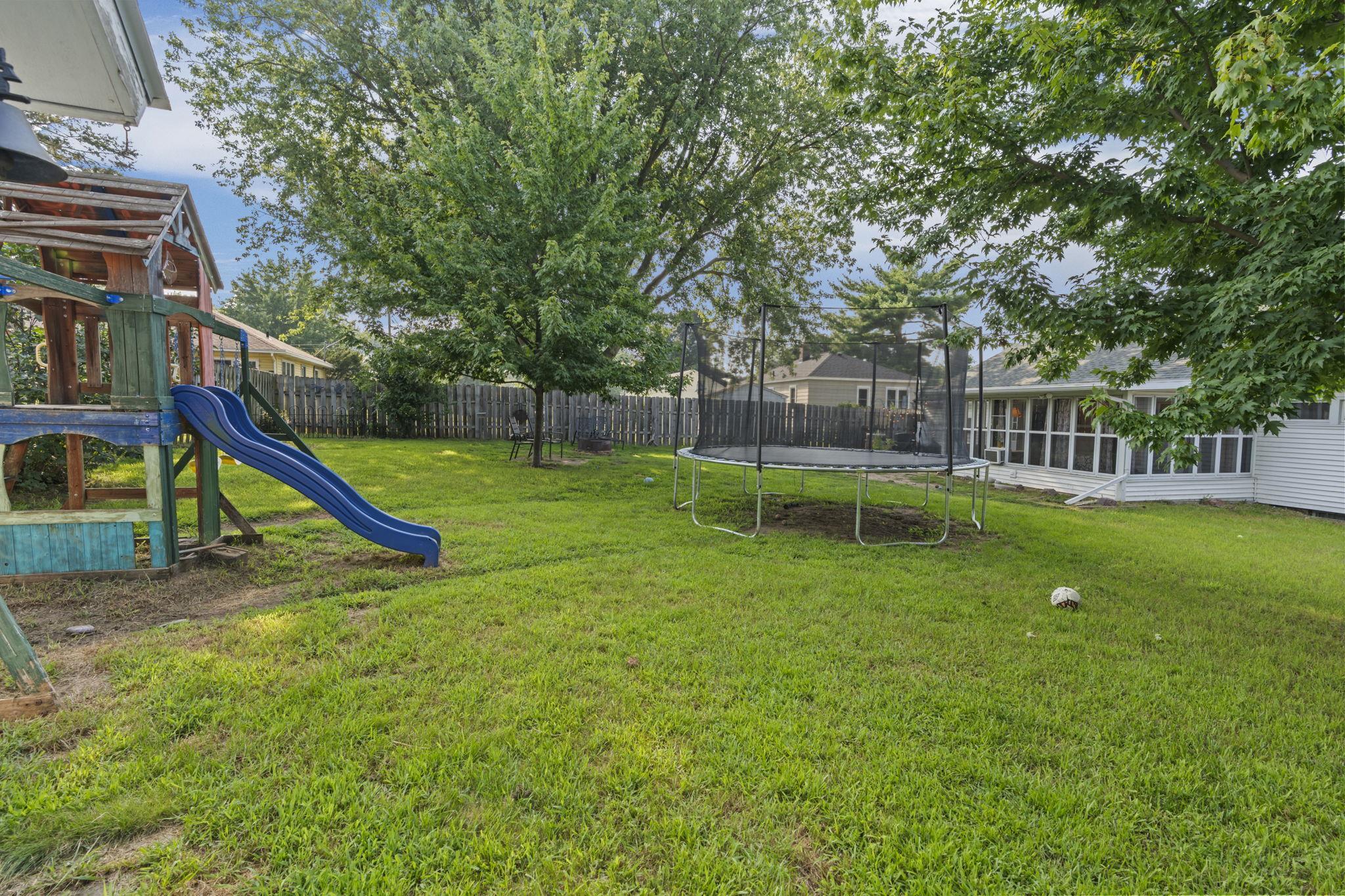 214 W Haertel Street