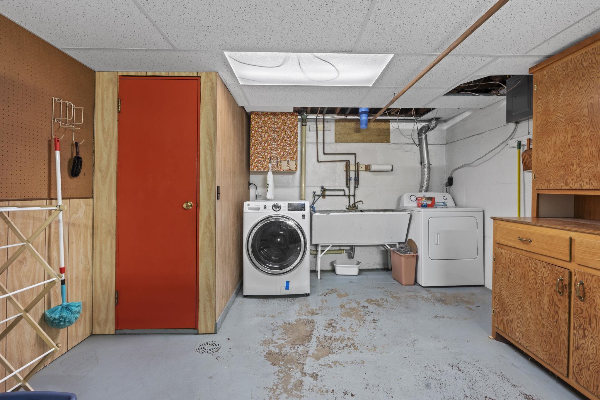 214 W Haertel Street