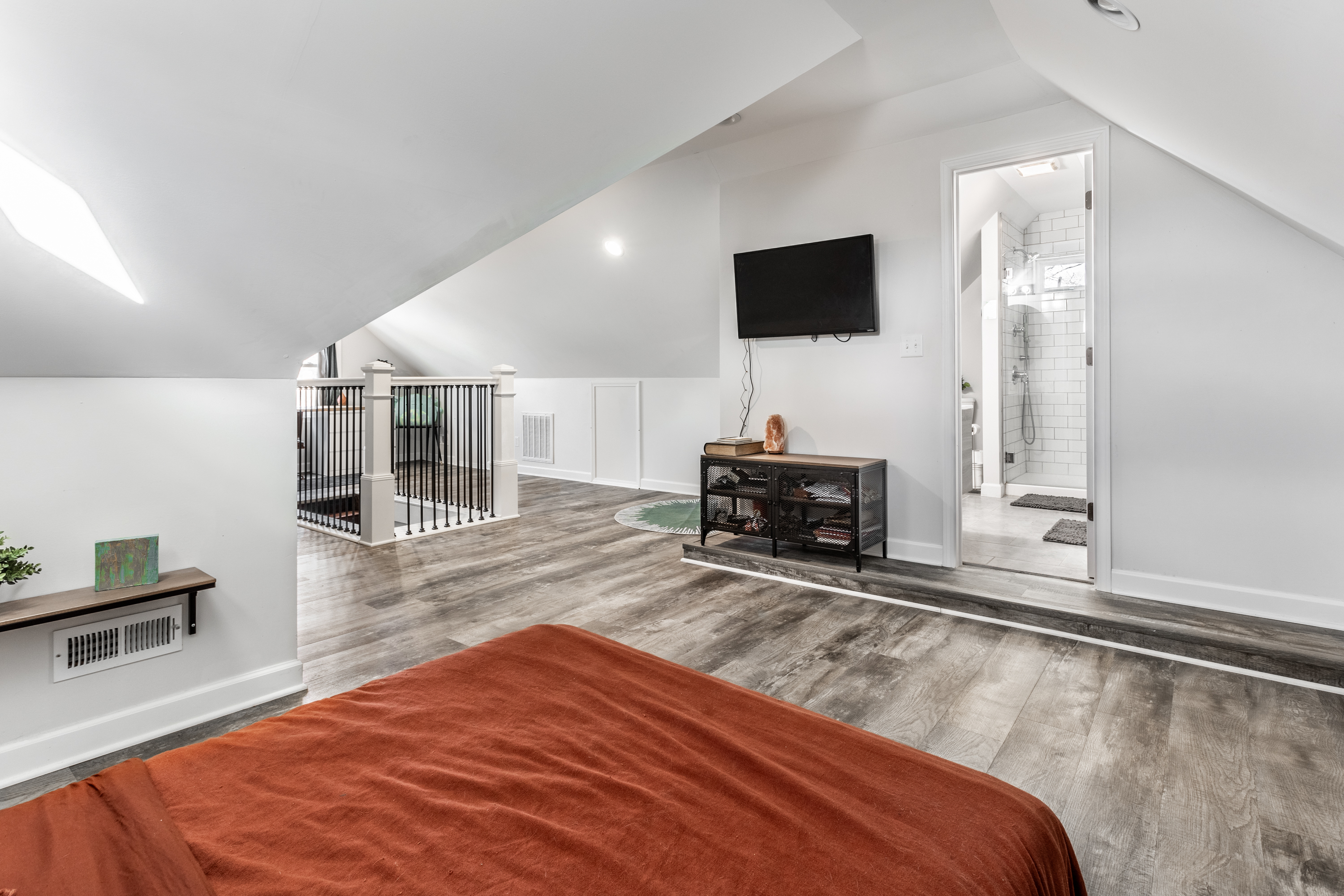 6170 Primrose Avenue