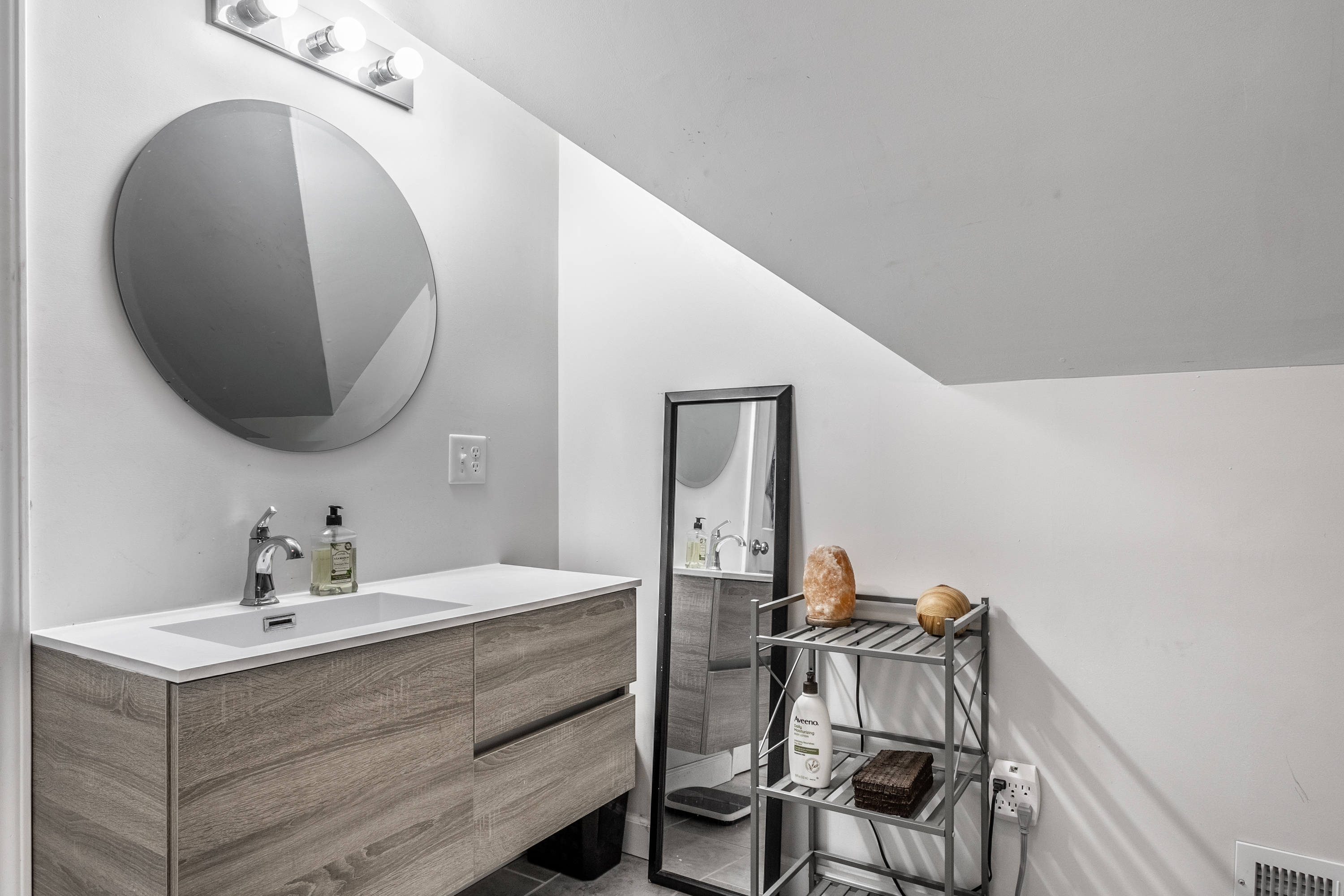 6170 Primrose Avenue