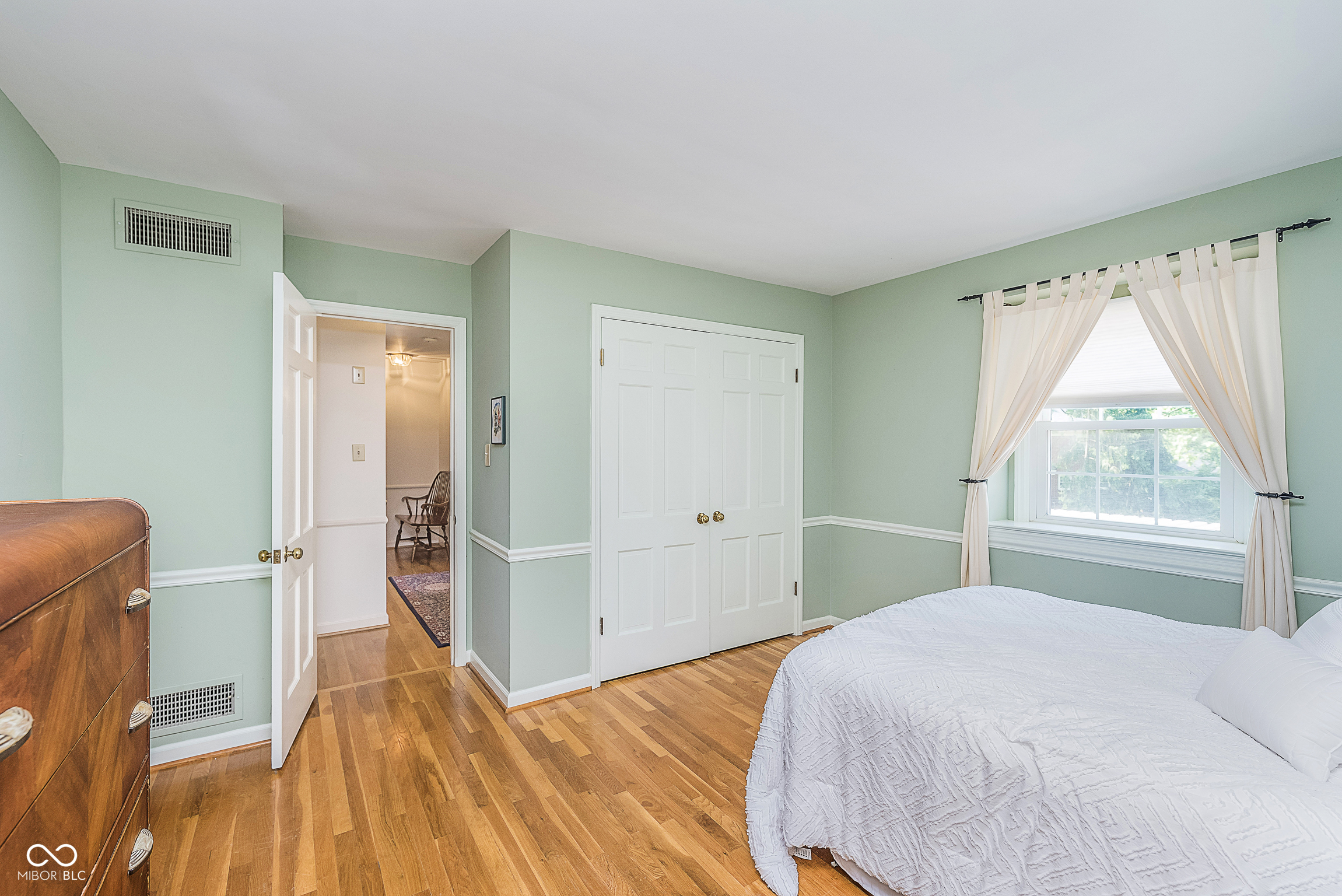 535 W 77th Street N