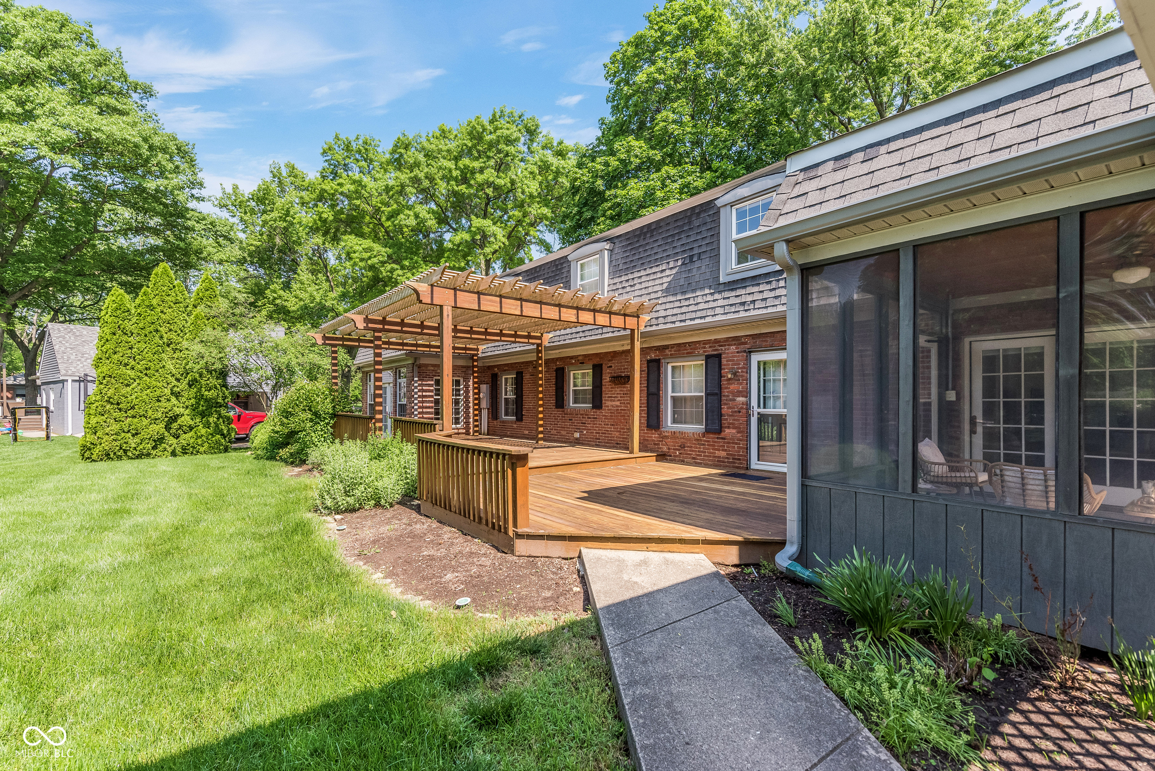 535 W 77th Street N