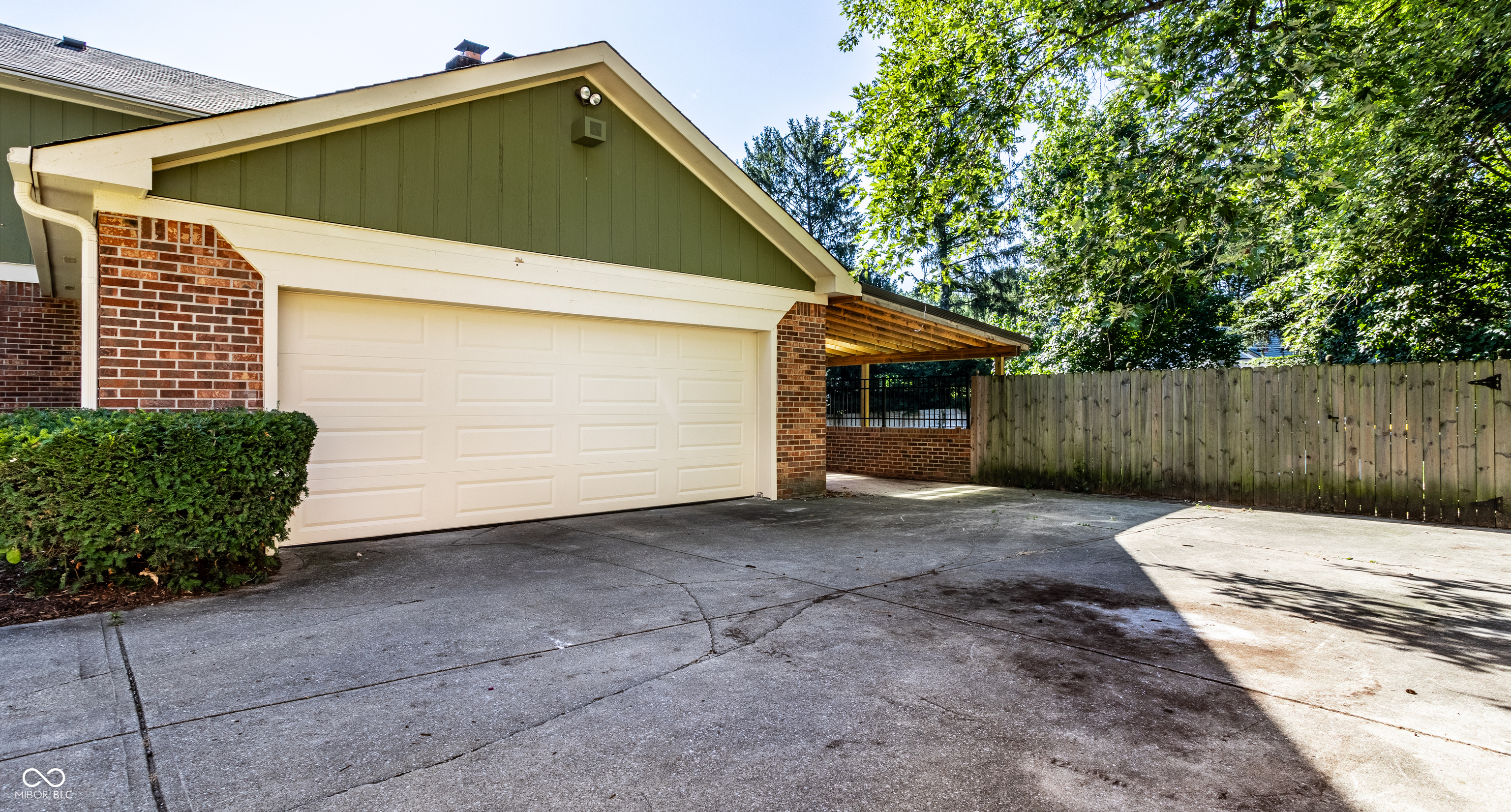 2239 Paula Ln S Drive