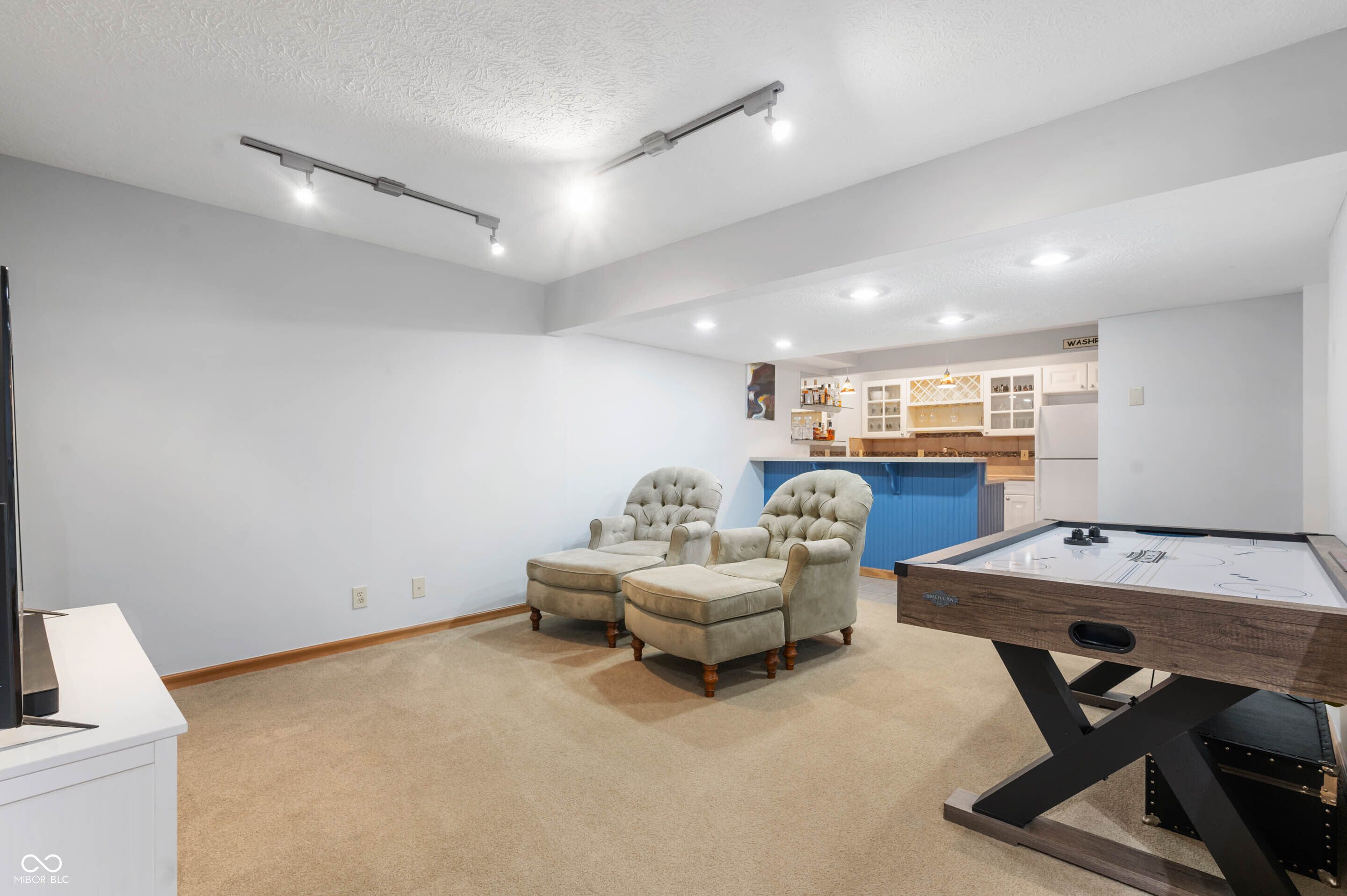 325 W Greyhound Pass