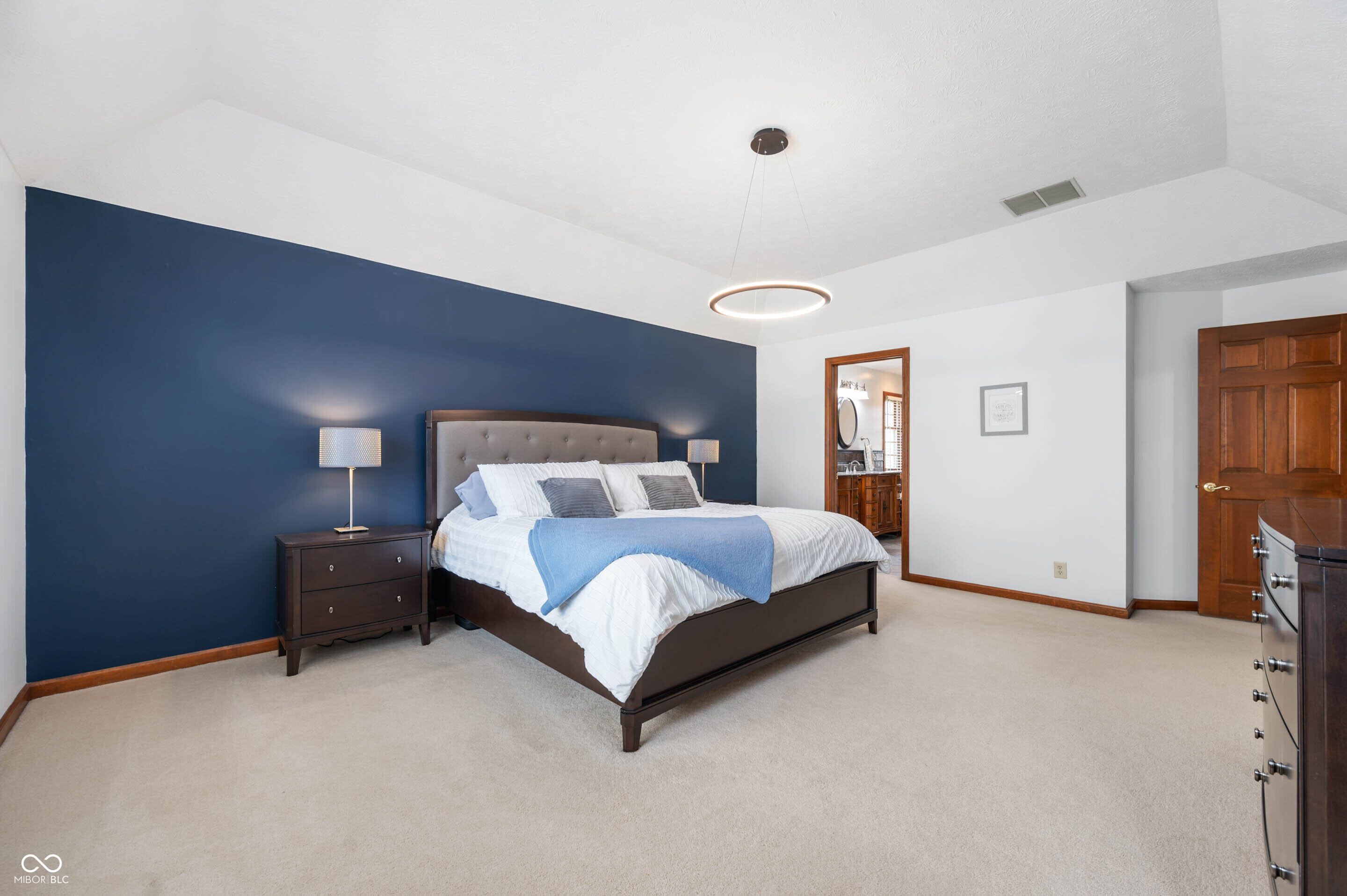 325 W Greyhound Pass