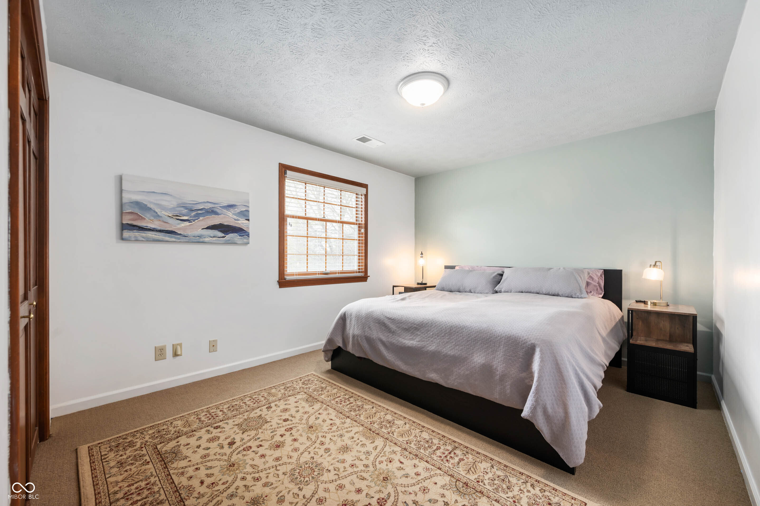 325 W Greyhound Pass