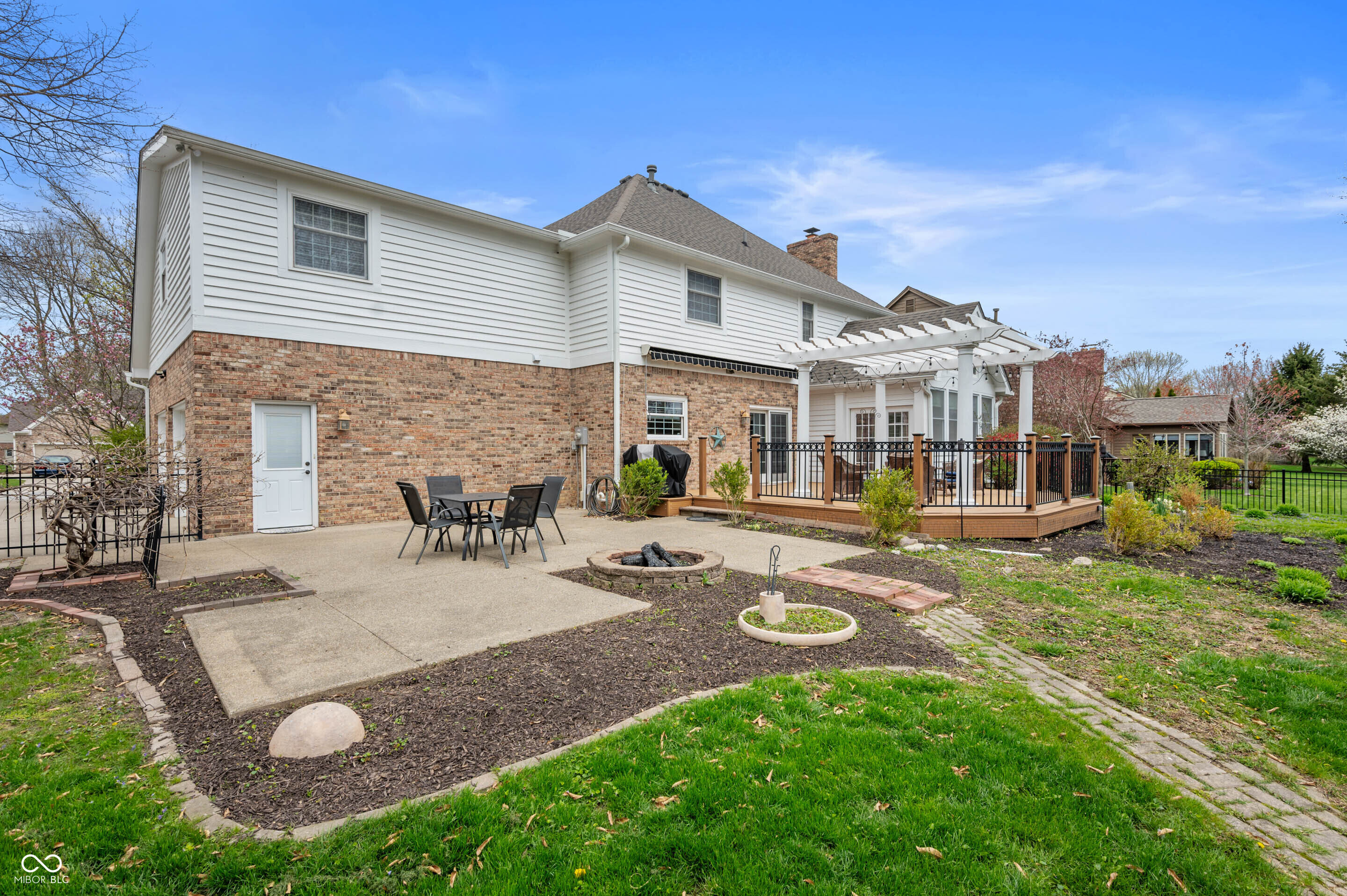 325 W Greyhound Pass