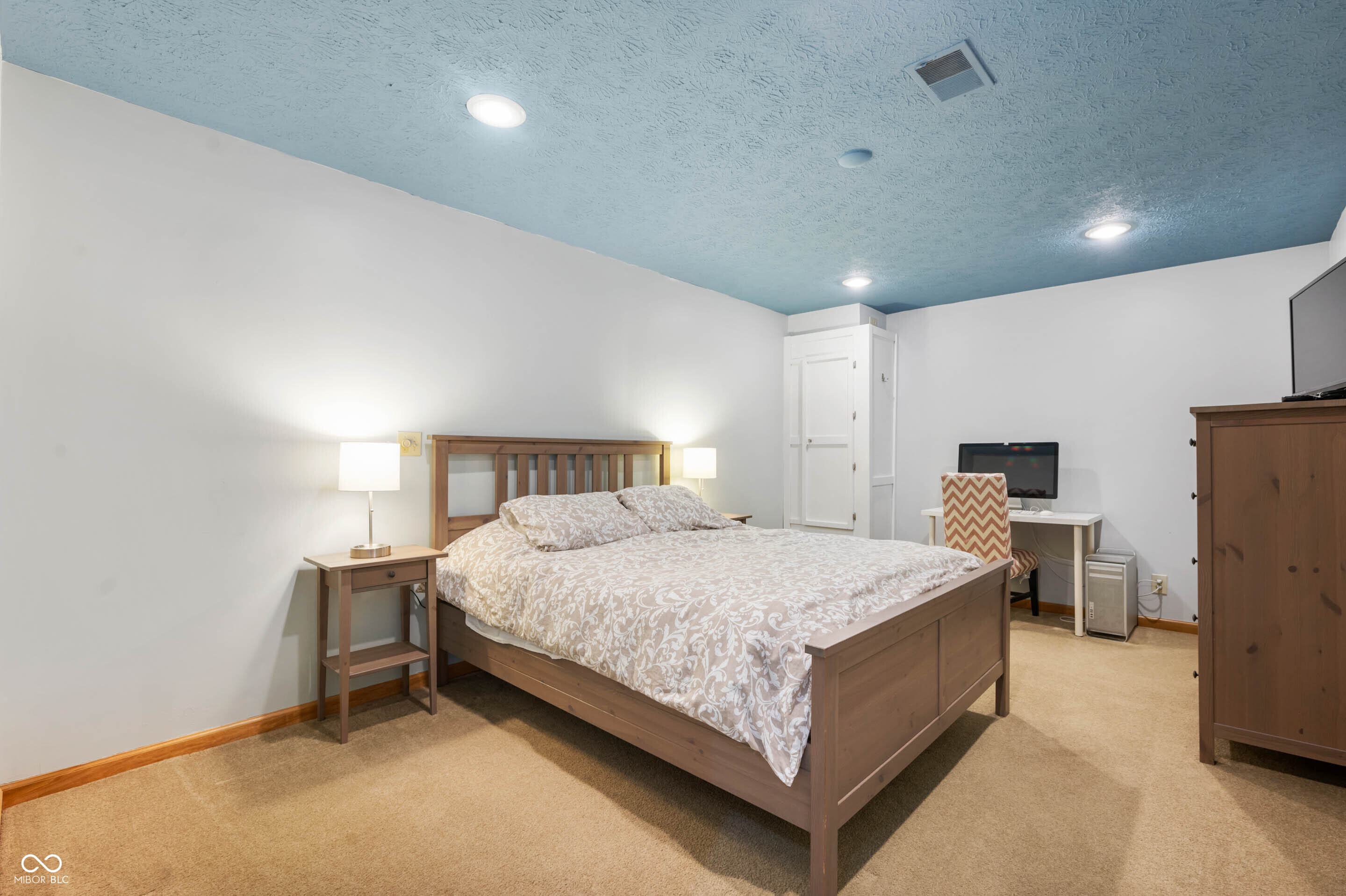 325 W Greyhound Pass