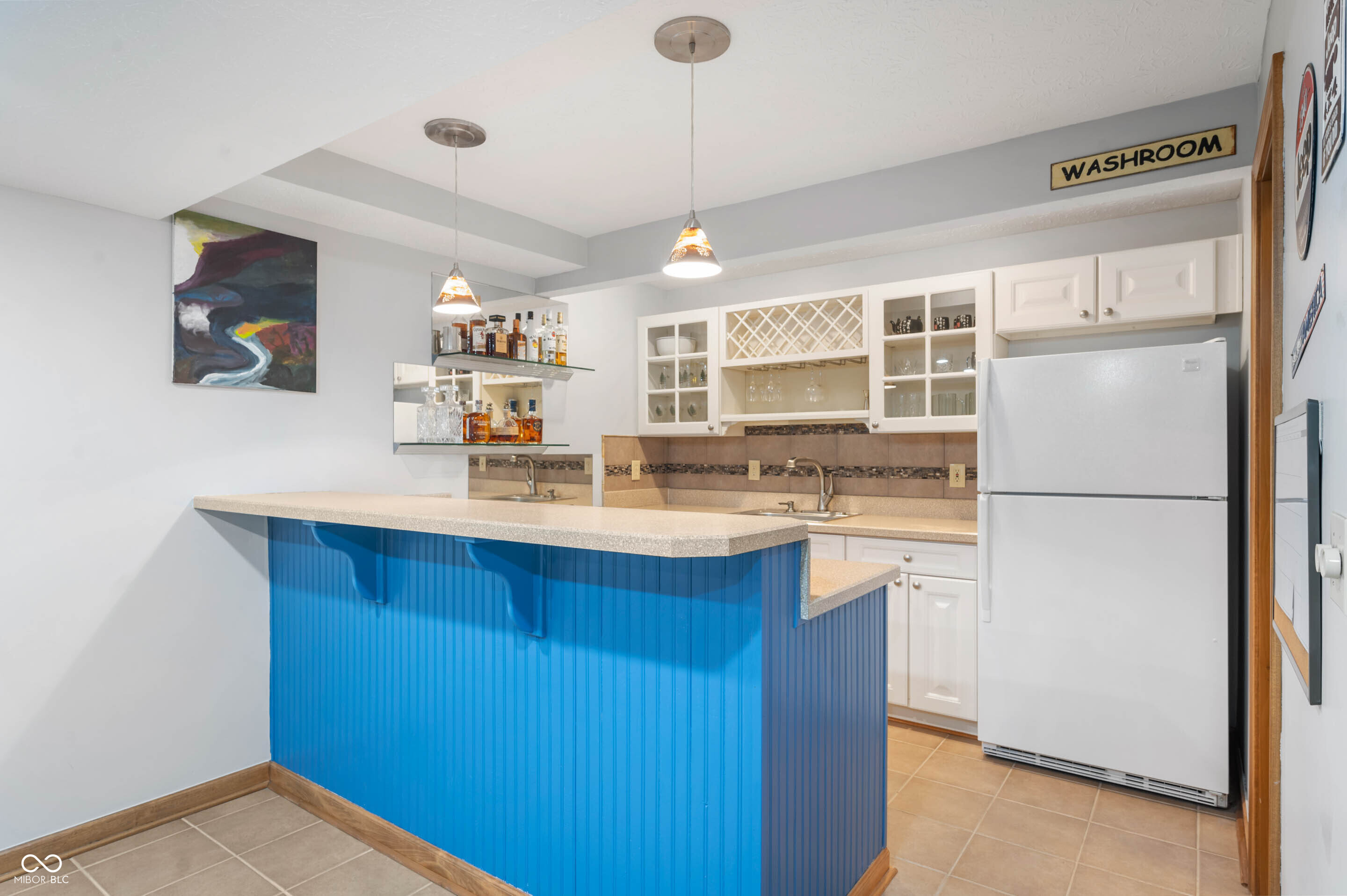 325 W Greyhound Pass