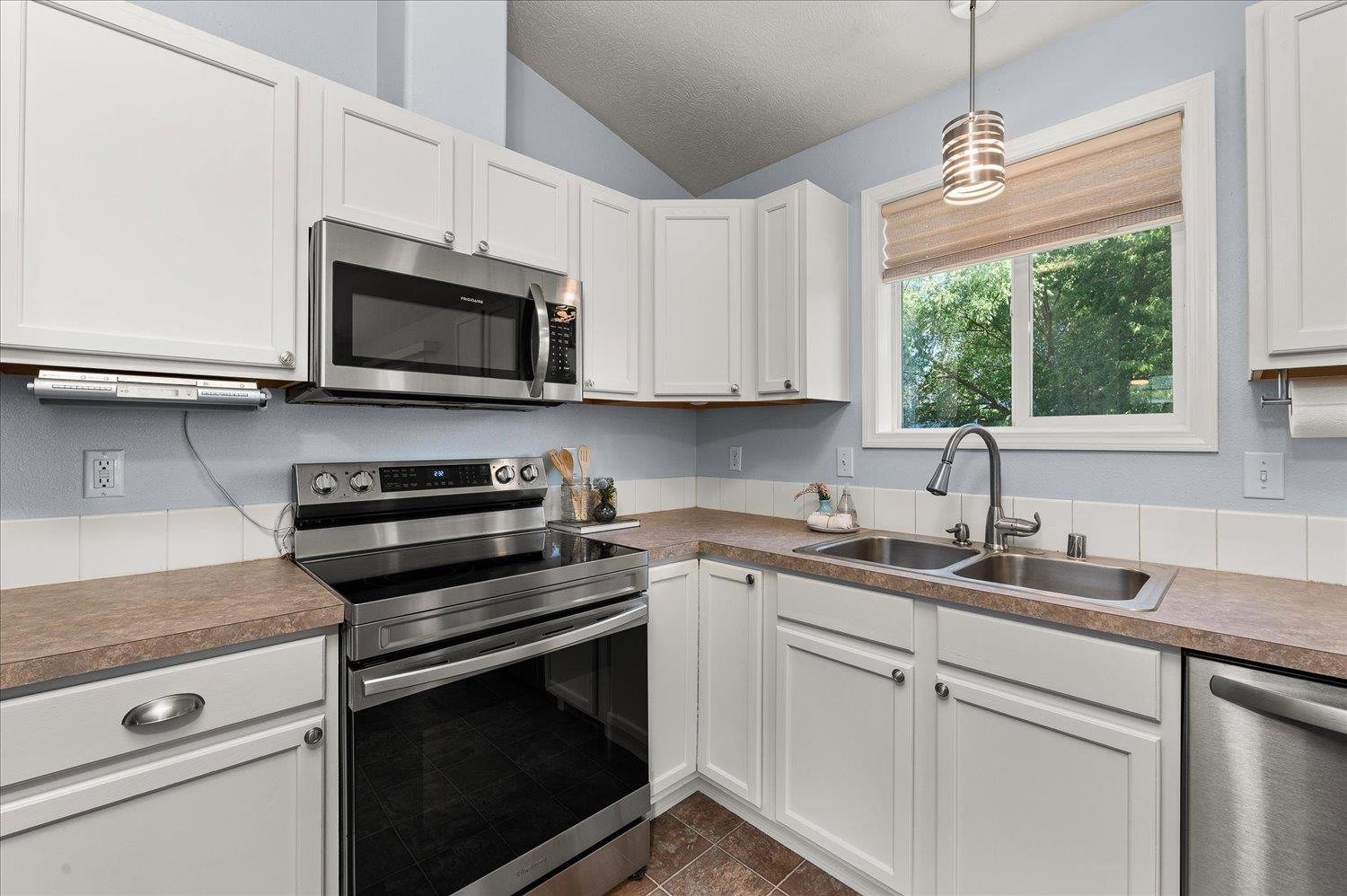 23114 E Valleyway Ave