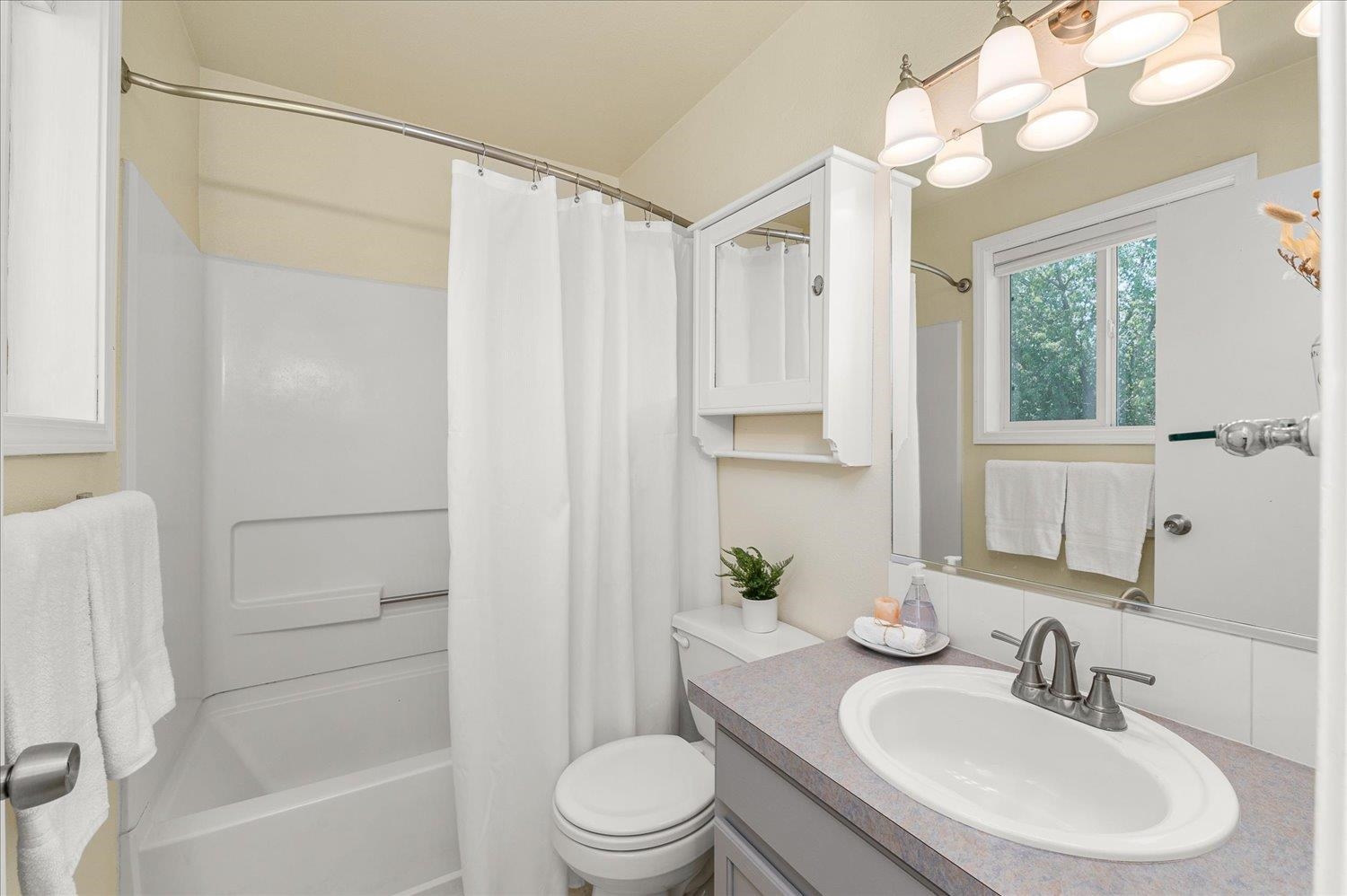 23114 E Valleyway Ave