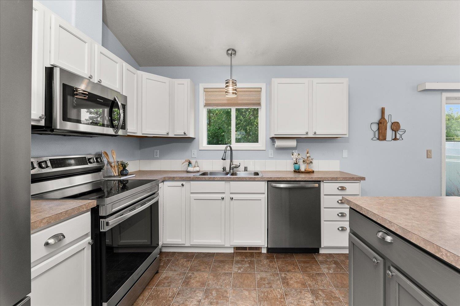 23114 E Valleyway Ave