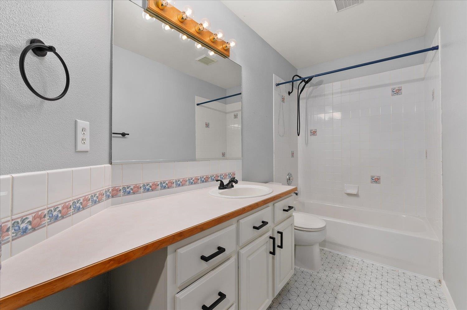 1204 W Candlewood Ct